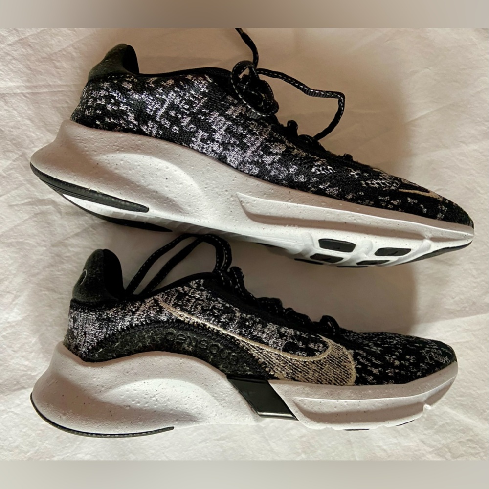 Nike Unisex Sz-7Y MOVE TO ZERO Black & White Lightweight Breathable Sneaker VGU
